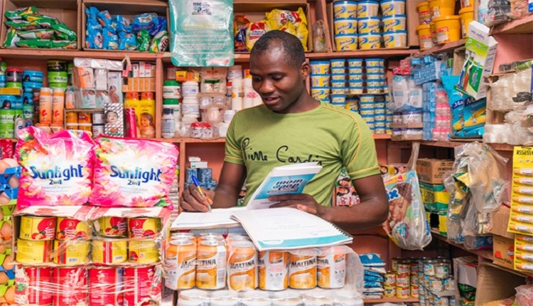 En mann med lokale matvarer rundt seg