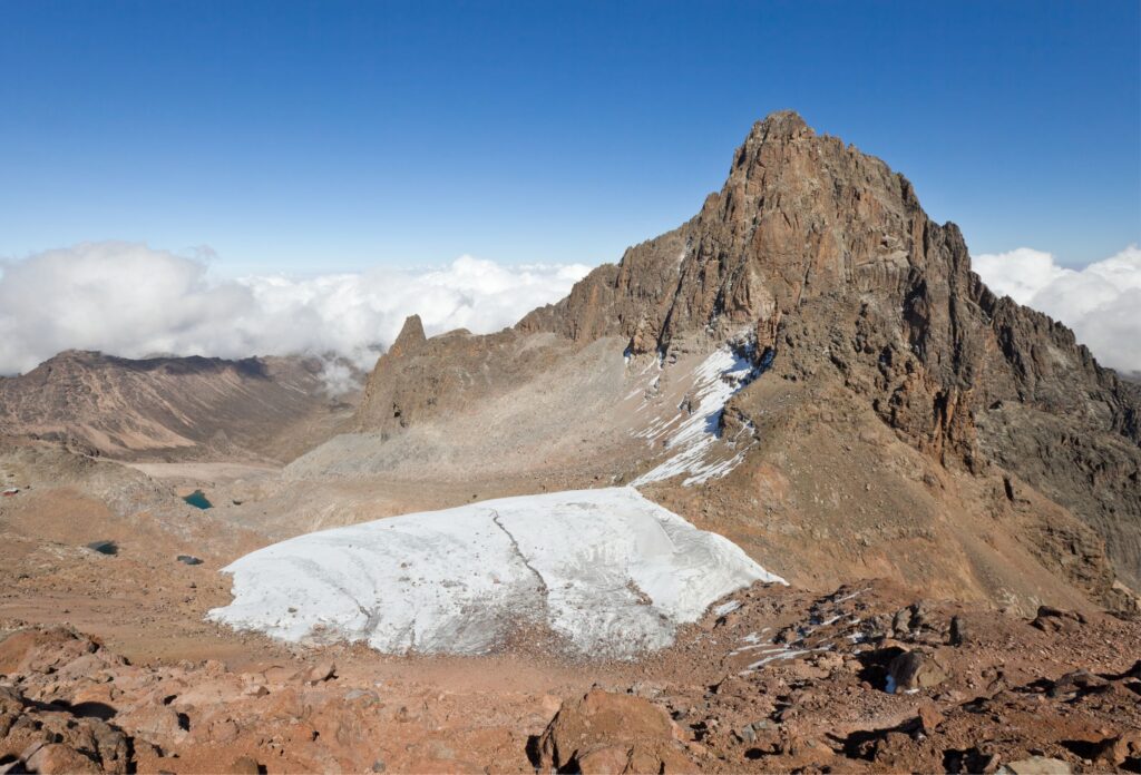 Klatring på Mount Kenya, sti leder opp mot fjellet