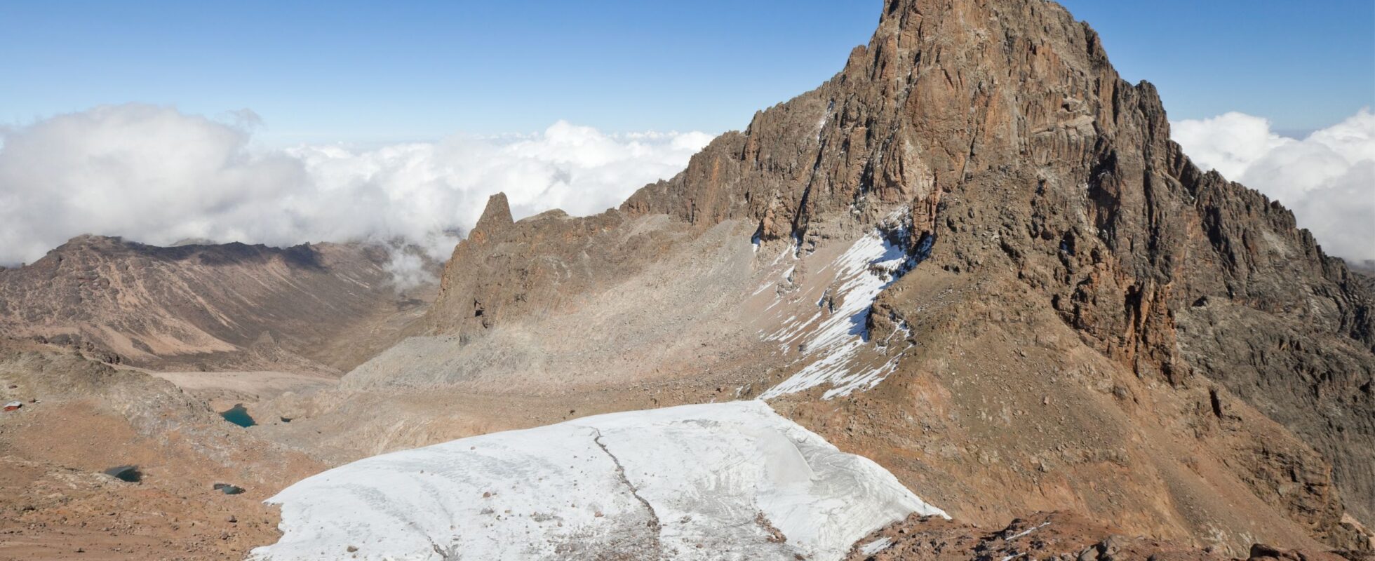 Klatring på Mount Kenya, sti leder opp mot fjellet