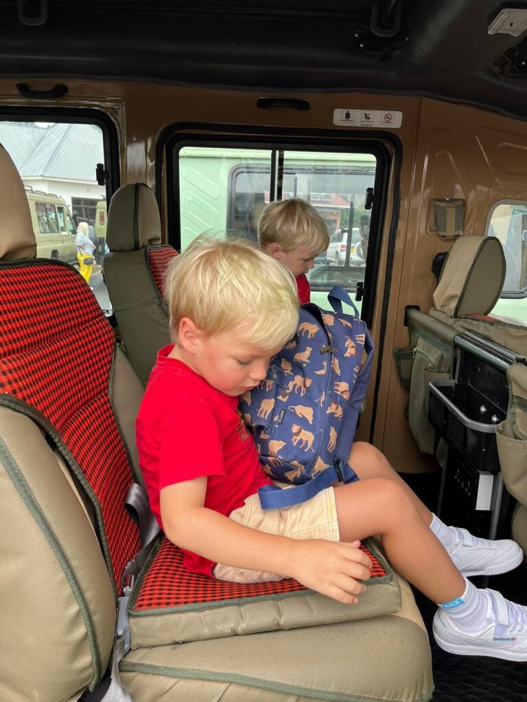 Kenya-safari: Barn i baksetet på safarijeep