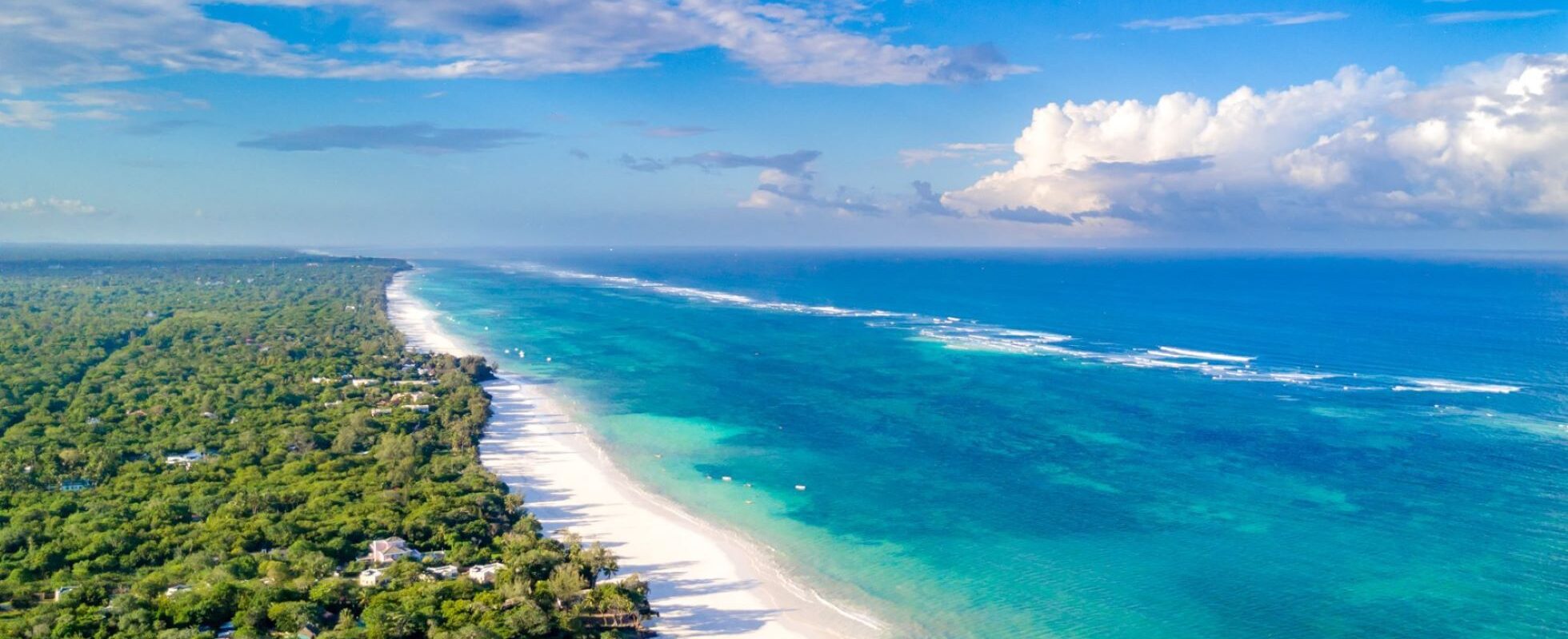 Hvit strand og turkisblått hav Diani Beach