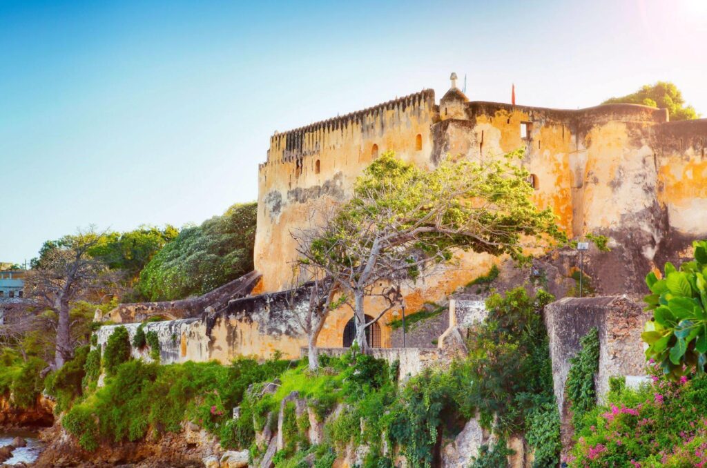 Fort Jesus i Mombasa gamleby med trær foran