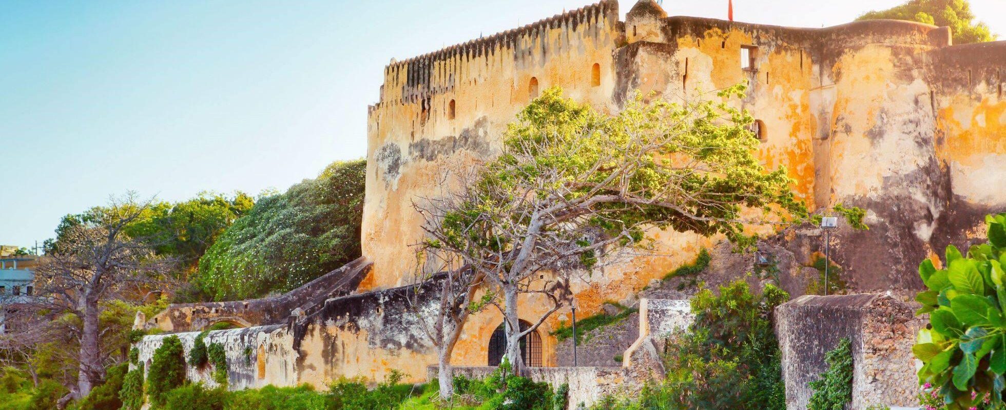 Fort Jesus i Mombasa gamleby med trær foran
