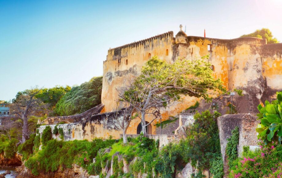 Fort Jesus i Mombasa gamleby med trær foran