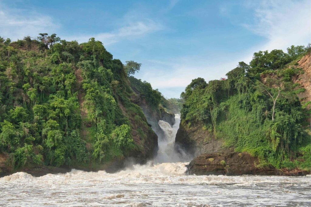Murchison Falls vannfall med grønne trær rundt