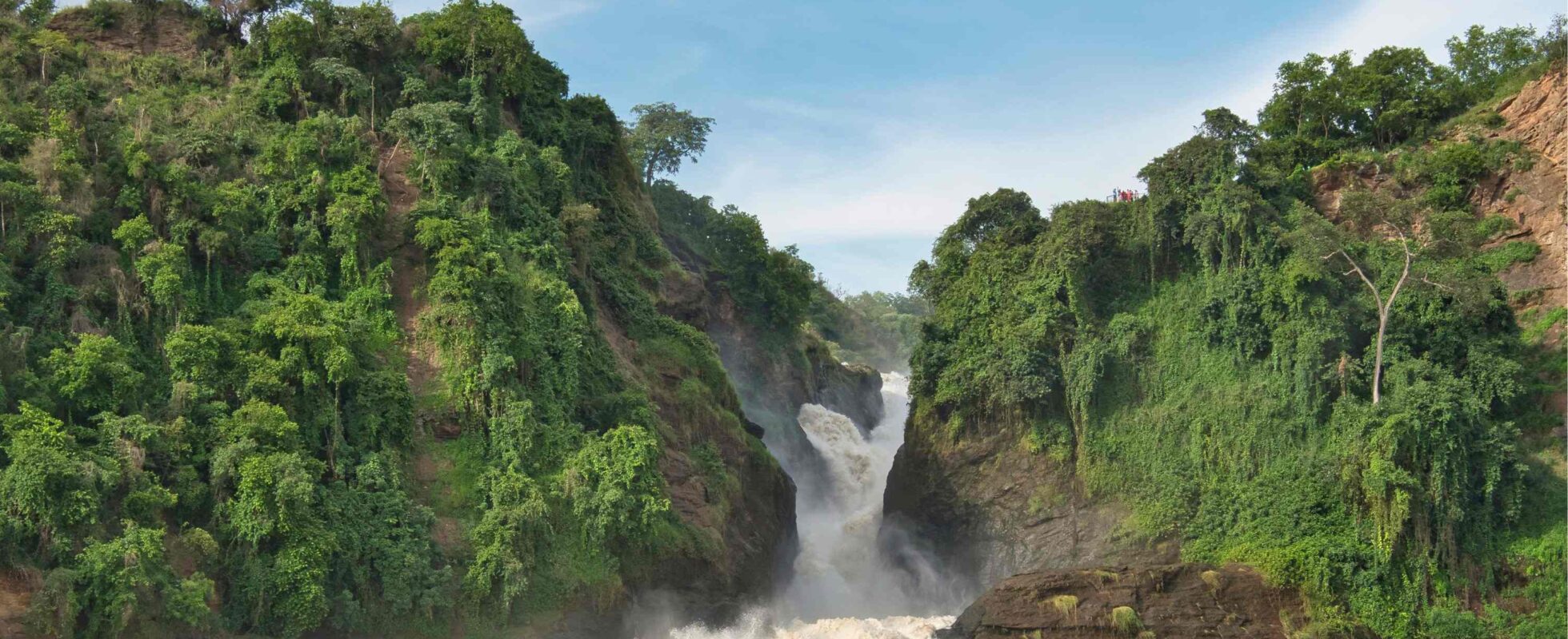 Murchison Falls vannfall med grønne trær rundt