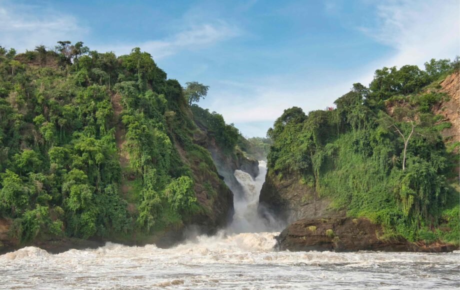 Murchison Falls vannfall med grønne trær rundt