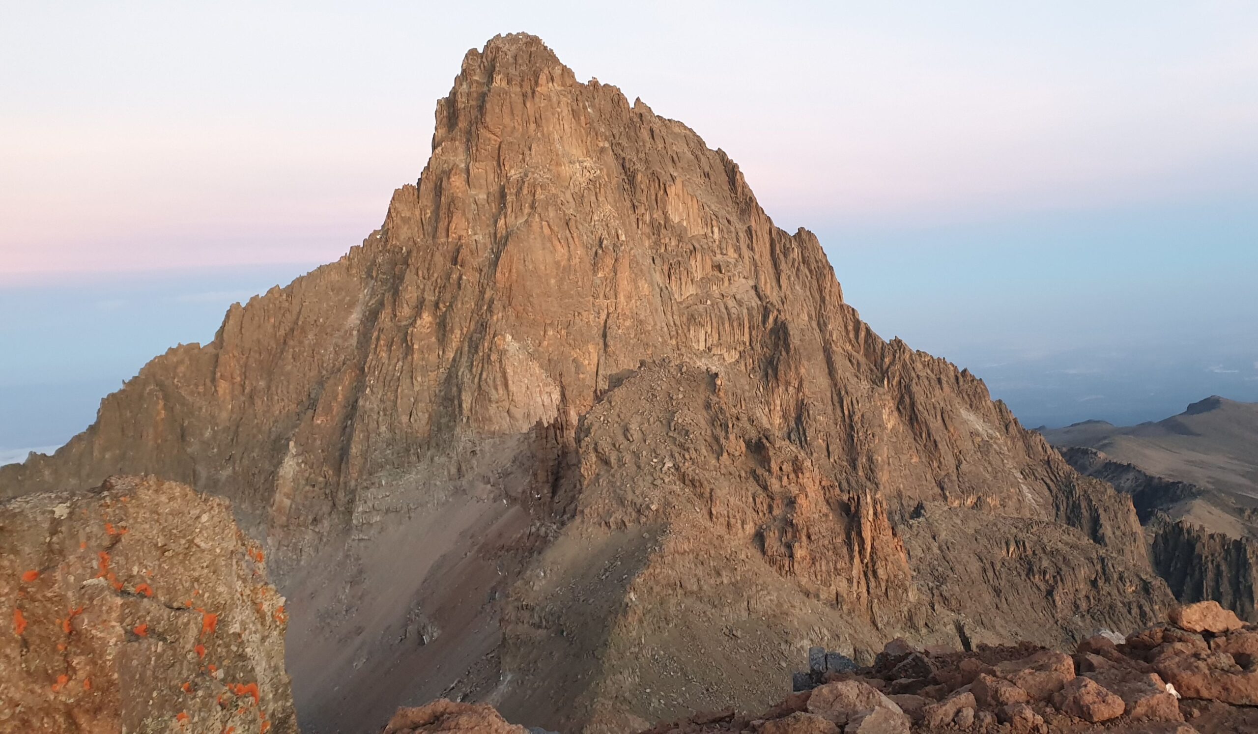 Mount Kenya via Sirimon Route (4/5) | Shiptons Camp (4200 meter) – Lenana Peak (4985 meter) – Old Moses Camp (3340 meter)