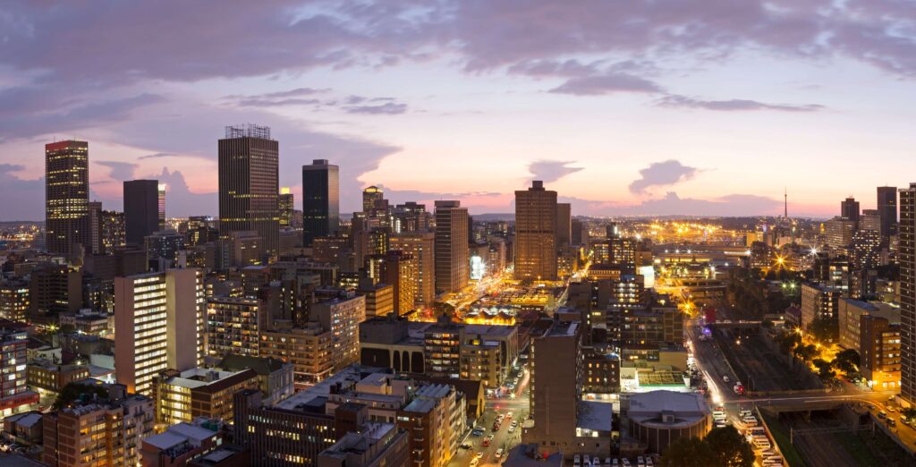 Høye bygninger i Johannesburg om kvelden