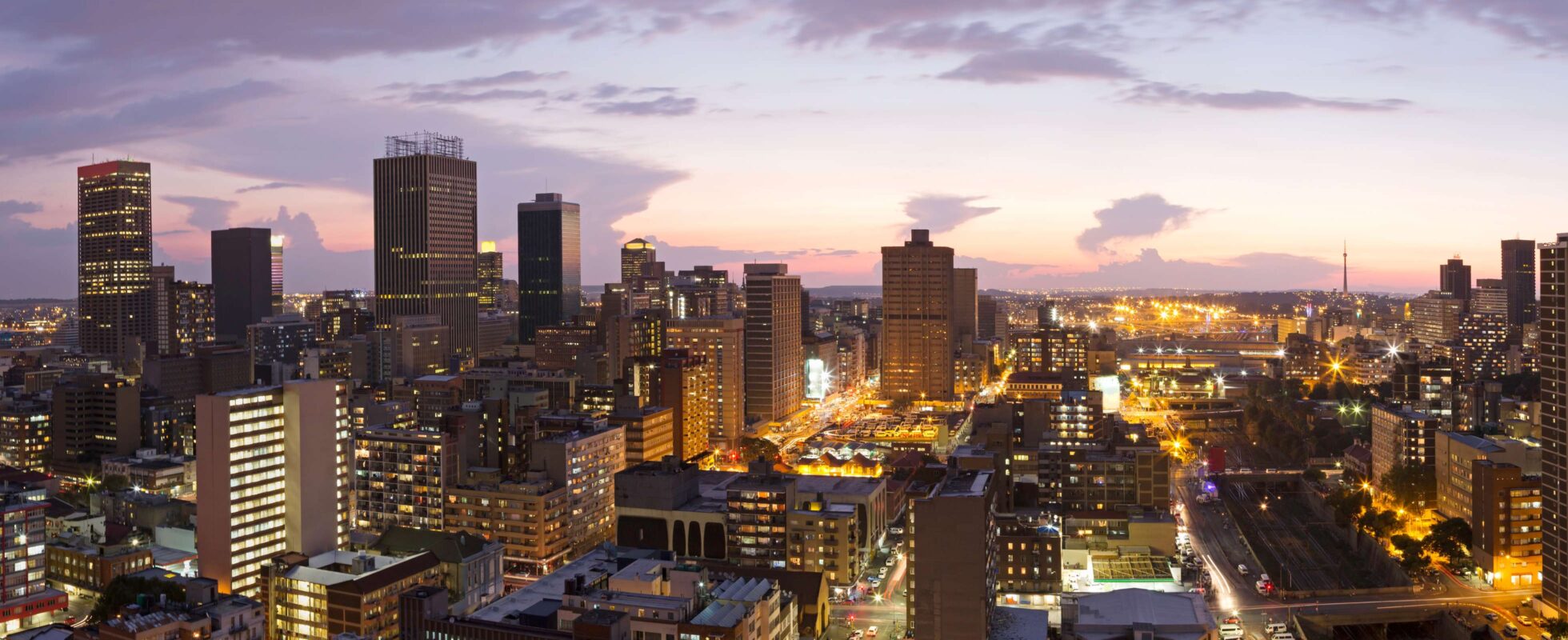 Høye bygninger i Johannesburg om kvelden