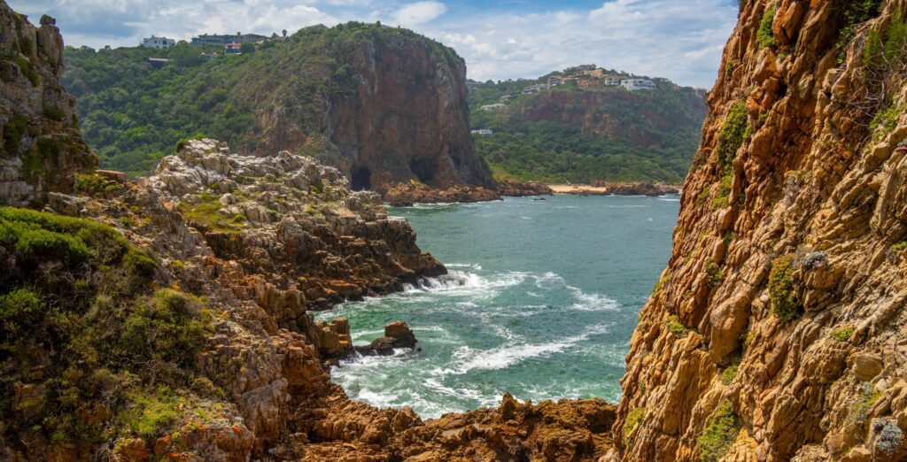 Bukt med ru klipper og hav