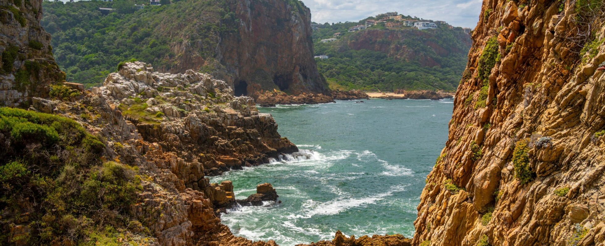 Bukt med ru klipper og hav