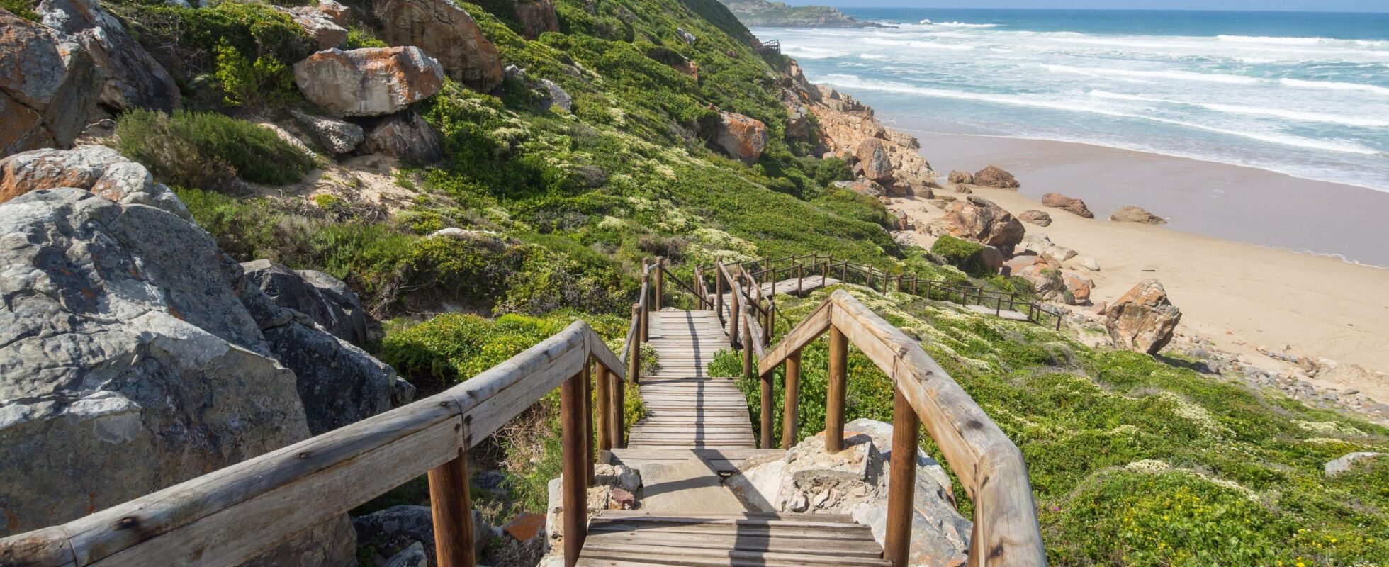 Treplank som fører til stranden