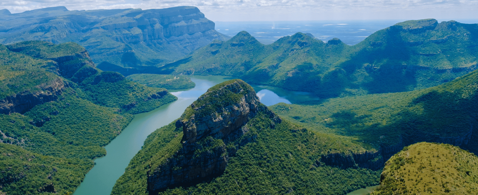 Utsikt over fjell og elv fra panoramaruten