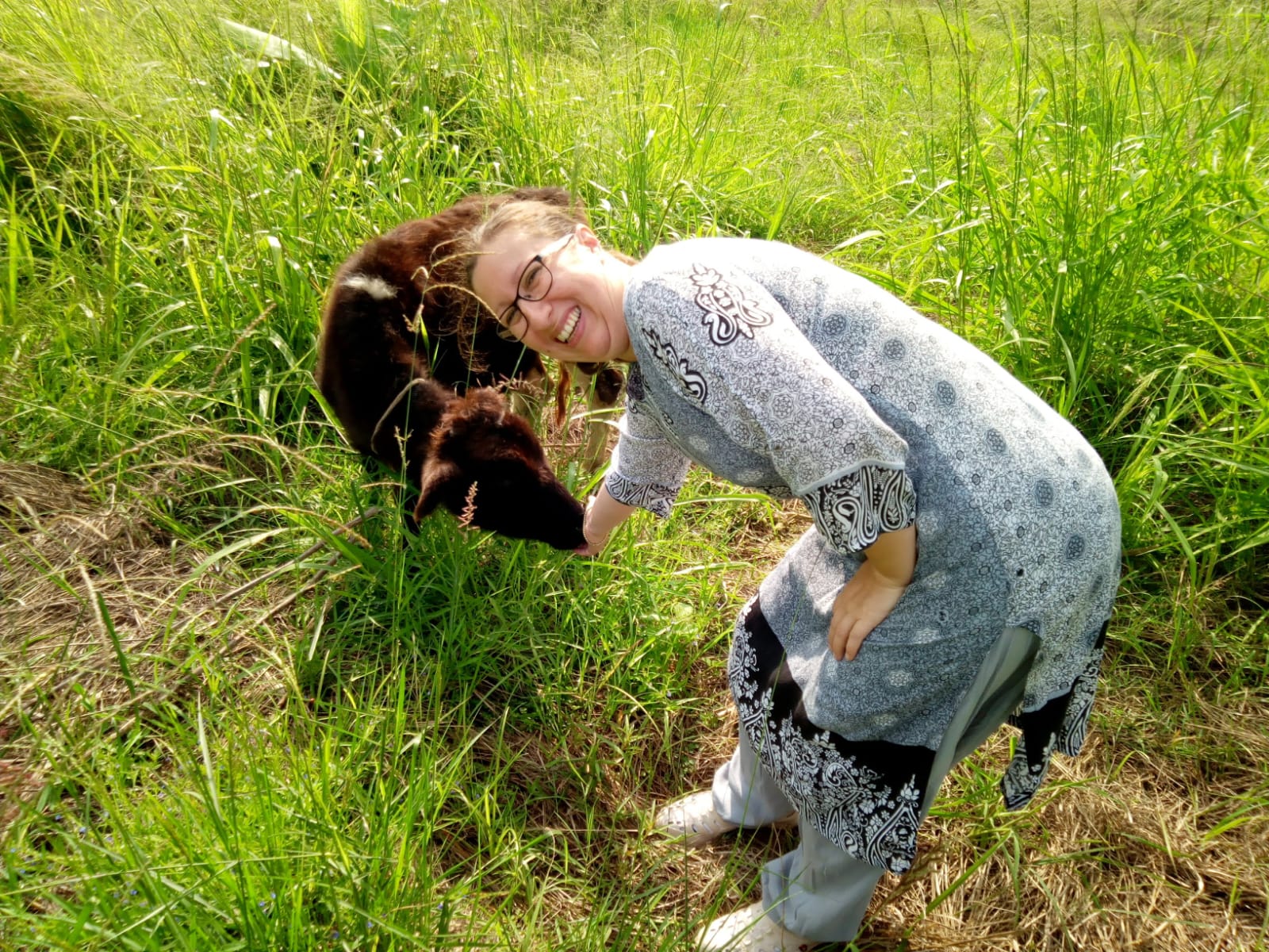 Elisa med den lille kuen Margherita