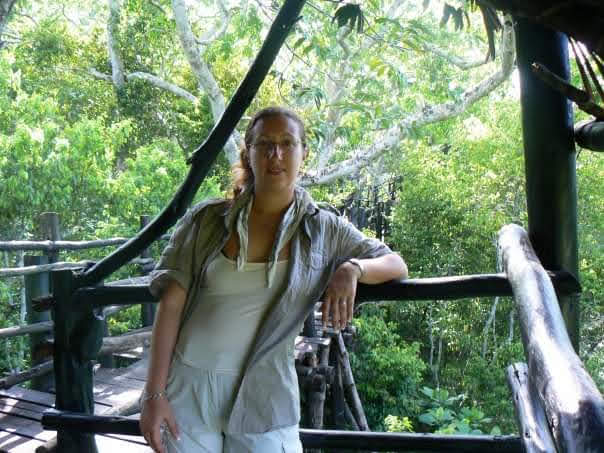 Elisa med grønne trær i bakgrunnen