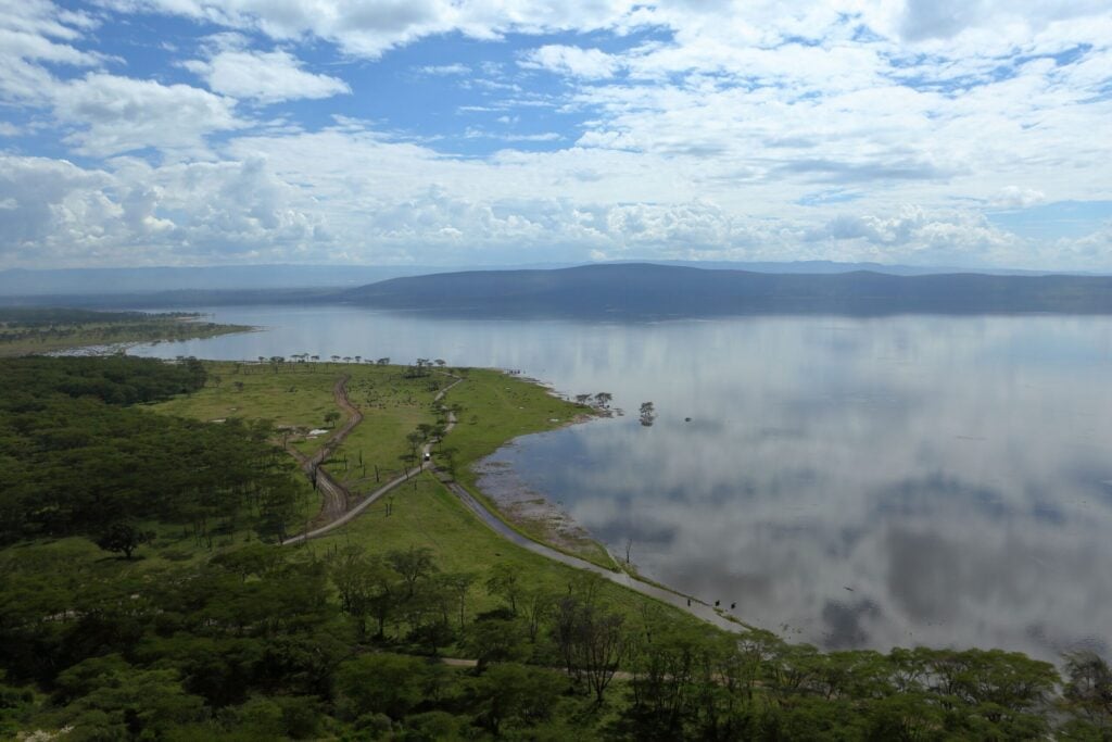 Utsikt over innsjø og grønt landskap