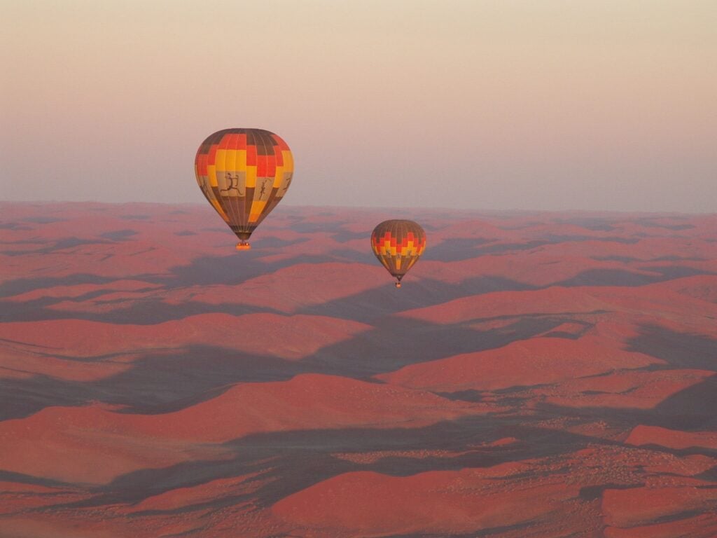 To luftballonger i solnedgang over Namib-ørkenen