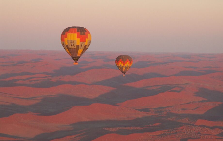 To luftballonger i solnedgang over Namib-ørkenen