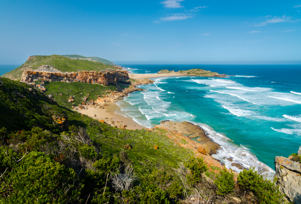 Vakkert kystlandskap med klipper, sandstrender og det turkise havet i Sør-Afrika.